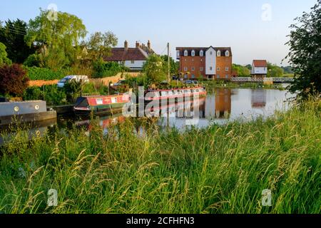 Canots à canots (Narrowboats) sur la rivière Avon lors d'une soirée en milieu d'été, Tewkesbury, Angleterre Banque D'Images