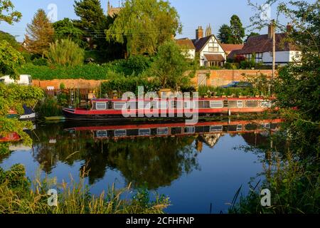 Canots à canots (Narrowboats) sur la rivière Avon lors d'une soirée en milieu d'été, Tewkesbury, Angleterre Banque D'Images