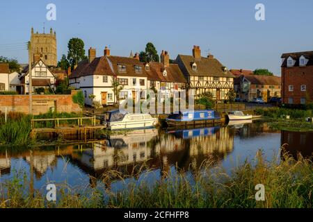 Canots à canots (Narrowboats) sur la rivière Avon lors d'une soirée en milieu d'été, Tewkesbury, Angleterre Banque D'Images