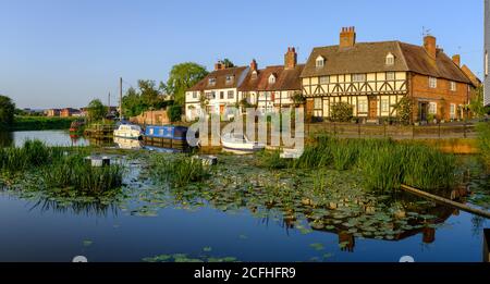 Canots à canots (Narrowboats) sur la rivière Avon lors d'une soirée en milieu d'été, Tewkesbury, Angleterre Banque D'Images