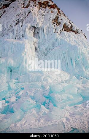 hummock de glace au lac baikal gelé en hiver Banque D'Images