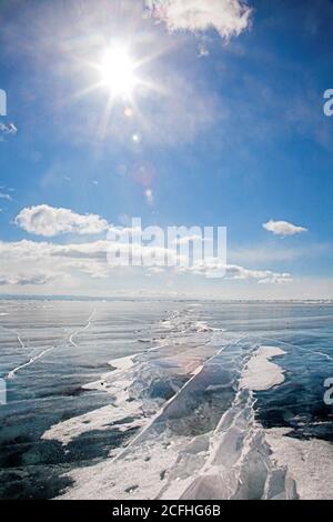 hummock de glace au lac baikal gelé en hiver Banque D'Images