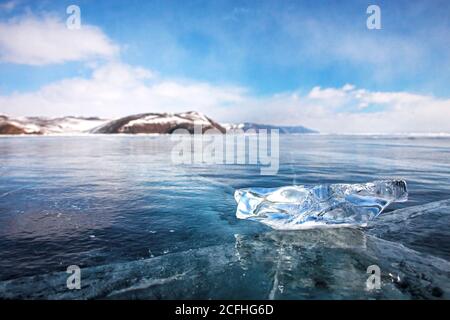 Floe de glace sur le champ de glace. Hiver Baikal Banque D'Images