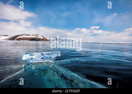 Floe de glace sur le champ de glace. Hiver Baikal Banque D'Images