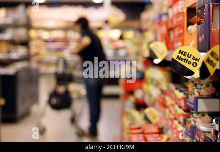 Malchin, Allemagne. 03ème septembre 2020. Un client se rend dans une succursale de la chaîne de distribution Netto APS & Co. KG le long des étagères. La première succursale a ouvert il y a 30 ans à Vorpommern. En attendant, l'entreprise est l'une des plus importantes du nord-est de l'Allemagne, avec environ 6000 employés. Jusqu'à présent, l'escompteur a été représenté 112 fois dans le Land de Mecklembourg-Poméranie occidentale, 143 fois à Berlin et dans le Land de Brandebourg ainsi qu'en Saxe, Saxe-Anhalt, Basse-Saxe, Hambourg et Schleswig-Holstein. (Pour dpa, « seule la chaîne de distribution MV veut se développer - Corona Crisis apporte plus ») Credit: D/dpa/Alamy Live News Banque D'Images