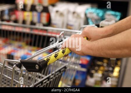 Malchin, Allemagne. 03ème septembre 2020. Un client se rend dans une succursale de la chaîne de distribution Netto APS & Co. KG le long des étagères. Le premier magasin a ouvert ses portes il y a 30 ans à Vorpommern. En attendant, l'entreprise est l'une des plus importantes du nord-est de l'Allemagne, avec environ 6000 employés. Jusqu'à présent, l'escompteur a été représenté 112 fois dans le Land de Mecklembourg-Poméranie occidentale, 143 fois à Berlin et dans le Land de Brandebourg ainsi qu'en Saxe, Saxe-Anhalt, Basse-Saxe, Hambourg et Schleswig-Holstein. (Pour dpa, « seule la chaîne de distribution MV veut se développer - Corona Crisis apporte plus ») Credit: Da/dpa/Alamy Live News Banque D'Images