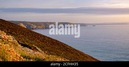 Paysage côtier regardant à l'ouest le long de la côte depuis la plage de Chapel Porth, Cornwall, Angleterre, Royaume-Uni Banque D'Images