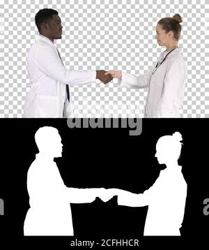Deux jeunes médecins qui se secouent les mains, Alpha Channel Banque D'Images