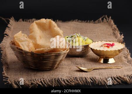 Puri/Bhaji et kheer - recette indienne semi-sèche de pommes de terre épicée également connue sous le nom de Batata ou Aloo ki Sabji, servie avec du poori frit et du khir Banque D'Images