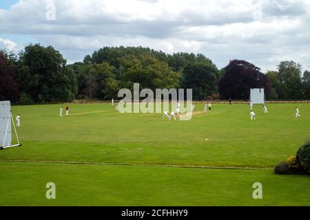 Le club de cricket de Wiseton, jouant sur leur terrain de cricket du village en été Banque D'Images
