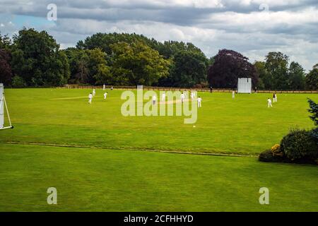 Le club de cricket de Wiseton, jouant sur leur terrain de cricket du village en été Banque D'Images
