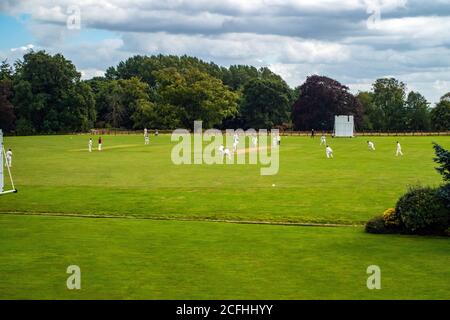 Le club de cricket de Wiseton, jouant sur leur terrain de cricket du village en été Banque D'Images