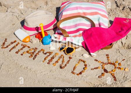 Inscription vitamine D avec forme de soleil, accessoires pour la détente et les enfants jouant sur le sable à la plage. Prévention de la carence en vitamine D. Banque D'Images