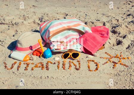 Inscription vitamine D avec forme de soleil, accessoires pour la détente et les enfants jouant sur le sable à la plage. Prévention de la carence en vitamine D. lif sain Banque D'Images