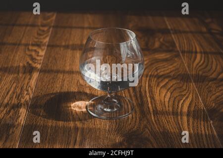 verre avec liqueur transparente. comme mezcal, tequila en cristal, ou vodka.sur les planches de chêne Banque D'Images