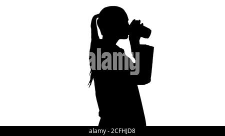 Silhouette femme médecin de boire du café et de la marche.