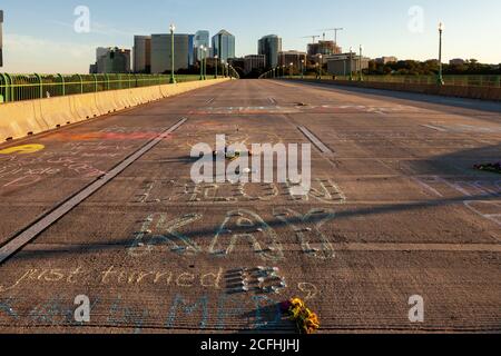 Washington, DC, Etats-Unis, 5 septembre 2020. Photo : un mémorial laissé à Deon Kay au coucher du soleil pendant la marche pour la justice à sa mémoire. L'horizon de Rosslyn, en Virginie, est visible au loin. Deon Kay était un adolescent tué plus tôt dans la semaine par la police métropolitaine (DC). Le meurtre est controversé car la police a publié des comptes-rendus contradictoires du meurtre. Crédit : Allison C Bailey/Alamy Banque D'Images