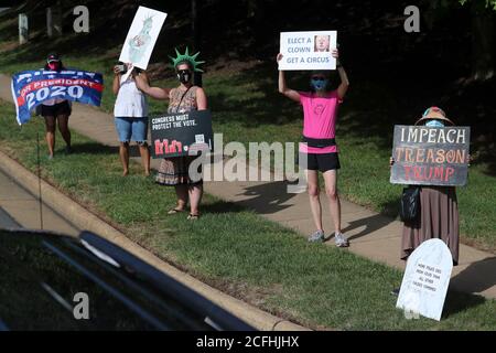 Son club de golf. 5 septembre 2020. Les manifestants se rassemblent devant le club de golf national de Trump à Sterling, va., le samedi 5 septembre 2020, alors que le convoi avec le président Donald Trump arrive. Trump a passé la journée à son club de golf.Credit: Oliver Contreras/Pool via CNP | usage dans le monde crédit: dpa/Alay Live News Banque D'Images