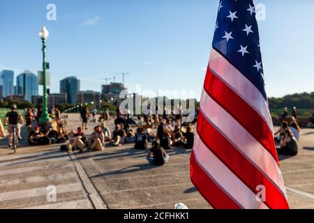 Washington, DC, Etats-Unis, 5 septembre 2020. Photo : un drapeau américain porté par continue à servir, Veterans for BLM, se dresse sur le pont Francis Scott Key pendant la marche pour Justice pour Deon Kay. Les manifestants et la Skyline de Rosslyn, en Virginie, sont en arrière-plan. Deon Kay était un adolescent tué plus tôt dans la semaine par la police métropolitaine (DC). Le meurtre est controversé car la police a publié des comptes-rendus contradictoires du meurtre. Crédit : Allison C Bailey/Alamy Banque D'Images