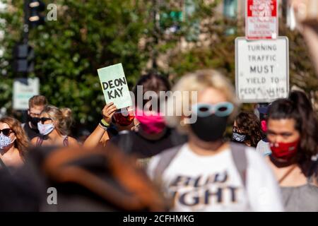 Washington, DC, Etats-Unis, 5 septembre 2020. En photo : un manifestant caricate un signe portant seulement le nom de Deon Kay pendant la marche pour la justice à sa mémoire. Deon Kay était un adolescent tué plus tôt dans la semaine par la police métropolitaine (DC). Le meurtre est controversé car la police a publié des comptes-rendus contradictoires du meurtre. Crédit : Allison C Bailey/Alamy Banque D'Images