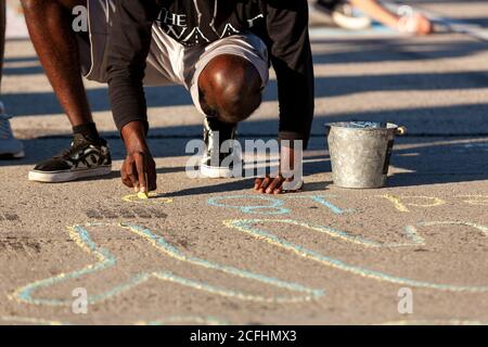 Washington, DC, Etats-Unis, 5 septembre 2020. En photo : un jeune homme crée un mémorial pour Deon Kay sur le pont Francis Scott Key pendant une marche à sa mémoire. Deon Kay était un adolescent tué plus tôt dans la semaine par la police métropolitaine (DC). Le meurtre est controversé car la police a publié des comptes-rendus contradictoires du meurtre. Crédit : Allison C Bailey/Alamy Banque D'Images