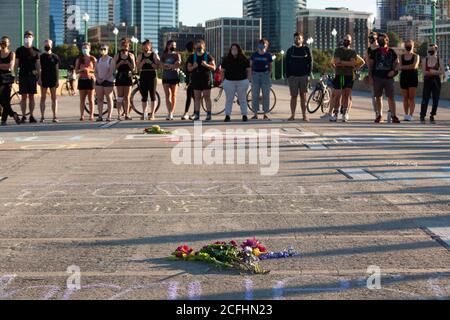 Washington, DC, Etats-Unis, 5 septembre 2020. Photo : les manifestants observent un moment de silence à la mémoire de Deon Kay et de toutes les victimes récentes des meurtres de la police du Métropolite (DC) sur le pont Francisc Scott Key pendant la Marche pour la justice à la mémoire de Deon Kay. L'horizon de Rosslyn, en Virginie, est visible au loin. Deon Kay était un adolescent tué plus tôt dans la semaine par la police métropolitaine (DC). Le meurtre est controversé car la police a publié des comptes-rendus contradictoires du meurtre. Crédit : Allison C Bailey/Alamy Banque D'Images