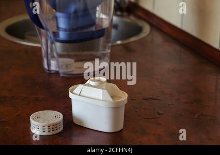 Cartouche de purification d'eau du robinet et filtre en silicone sur la table. Dispositifs pour la purification et l'enrichissement de l'eau potable. Soins de santé. Sélectif FO Banque D'Images