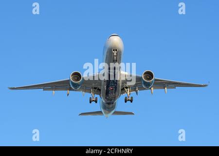 Richmond, Colombie-Britannique, Canada. 2 septembre 2020. Un Airbus A350-900 (F-HREY) de l'abeille française aéroporté sur l'approche finale pour l'atterrissage à l'aéroport international de Vancouver. En raison des restrictions de vol de la COVID-19, la compagnie aérienne utilise Vancouver (Canada) comme arrêt de ravitaillement pour ses vols Paris-Papeete. Crédit : Bayne Stanley/ZUMA Wire/Alay Live News Banque D'Images