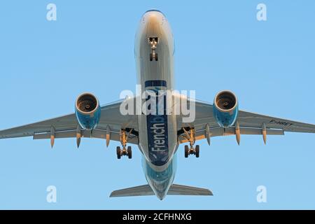 Richmond, Colombie-Britannique, Canada. 4 septembre 2020. Un Airbus A350-900 (F-HREY) de l'abeille française aéroporté sur l'approche finale pour l'atterrissage à l'aéroport international de Vancouver. En raison des restrictions de vol de la COVID-19, la compagnie aérienne utilise Vancouver (Canada) comme arrêt de ravitaillement pour ses vols Paris-Papeete. Crédit : Bayne Stanley/ZUMA Wire/Alay Live News Banque D'Images