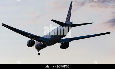 Richmond, Colombie-Britannique, Canada. 3 septembre 2020. Un Boeing 777-200ER d'Air France (F-GSPY) aéroporté sur l'approche finale pour l'atterrissage à l'aéroport international de Vancouver. En raison des restrictions de vol de la COVID-19, la compagnie aérienne utilise Vancouver (Canada) comme arrêt de ravitaillement pour ses vols Paris-Papeete. Crédit : Bayne Stanley/ZUMA Wire/Alay Live News Banque D'Images