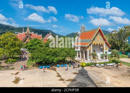 Phuket, Thaïlande - 29 novembre 2019 : vue sur l'ancien temple bouddhiste Wat Chalong ou Wat Chaiyathararam dans la province de Phuket, Thaïlande. Banque D'Images