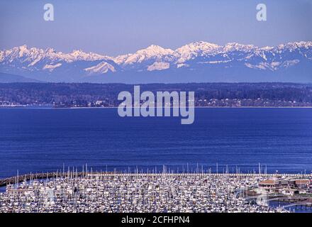 Elliott Bay Marina, Seattle, Washington, USA Olympic Mountains en arrière-plan Banque D'Images