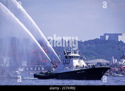 TUG - eau de pulvérisation de bateaux-pompiers, Elliott Bay, Seattle, Washington, États-Unis Banque D'Images