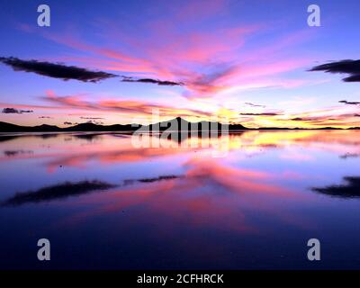 Magnifique coucher de soleil sur calme tranquille dans des appartements salins Salar de Uyuni, Bolivie, désert Atacama Banque D'Images