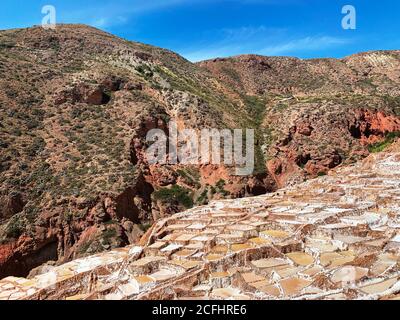 Mines de sel Salineras de Maras dans la Vallée Sacrée Incas, Pérou.cuvettes de sel à la montagne de Qaqawinay. En cascade dans les vallées de Salinas de Maras Banque D'Images