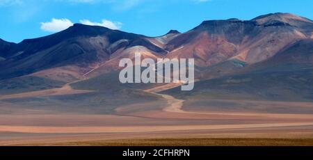 Magnifique paysage de montagne coloré en Bolivie, désert d'Atacama. Couleurs Montana del cinco. Tunupa Volcan. Montagne majestueuse Seven Colours, Altiplano. Banque D'Images