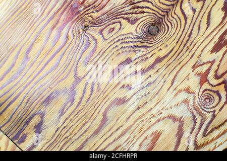 surface en bois jaune avec toile de fond texturée à nervures brunes Banque D'Images