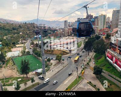 Vue aérienne sur la ville de Laz Paz, capitale de la Bolivie. Transport par téléphérique. Paysage urbain pittoresque de la ville bolivienne. Football sur le stade. Moderne Banque D'Images