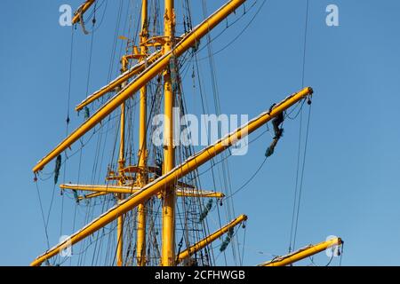 Vladivostok, Russie - octobre 06, 2019: Préparation de la frégate de voile 'Pallas' ('Pallada') pour un voyage autour du monde dans le port de Vladivosto Banque D'Images