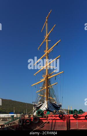 Vladivostok, Russie - octobre 06,2019: Voilier frégate 'Pallada' dans le port de Vladivostok se prépare à faire le tour du monde, dédié au 200 Banque D'Images