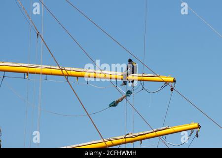 Vladivostok, Russie - octobre 06, 2019: Préparation de la frégate de voile 'Pallas' ('Pallada') pour un voyage autour du monde dans le port de Vladivosto Banque D'Images