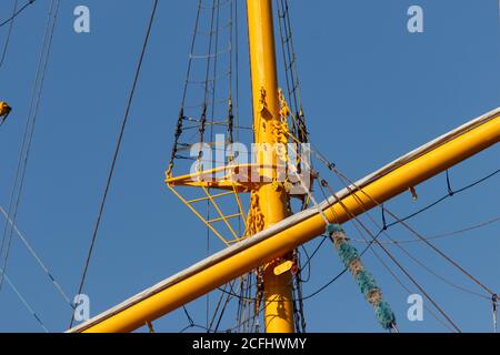 Mâts, yards, câbles et arrimage d'un grand voilier en gros plan. Banque D'Images