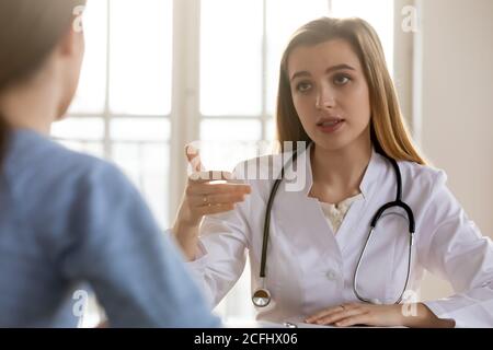 Médecin femme sérieuse consultant patient au rendez-vous médical à l'hôpital Banque D'Images