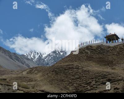 Des montagnes himalayens dans le quartier de Mustang, au Népal. Monastère bouddhiste Muktinath. Paysage de montagne tibétain incroyable. L'Asie fascinante. Banque D'Images
