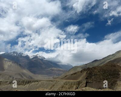 Montagnes de l'Himalaya impressionnantes dans le haut Mustang. Fascinant Népal. Beauté divine de la nature tibétaine. Sommets enneigés de la majestueuse région des montagnes de l'Himalaya Banque D'Images