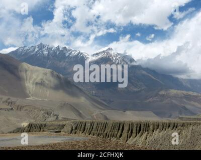 Paysage de montagnes de l'Himalaya au Népal, district de Mustang. Magnifique falaise. Paysage tibétain incroyable de montagnes, nuages blancs, ciel bleu. Banque D'Images