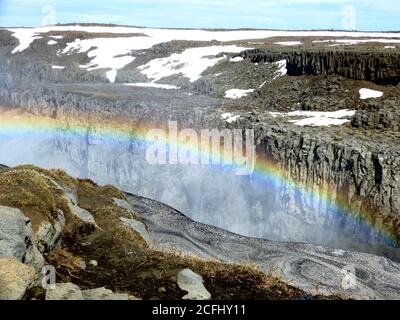 Arc-en-ciel brillant sur cascade Dettifoss en Islande. Déstifoss Royal Waterfall. La cascade la plus puissante d'Europe. Paysage d'été islandais. Banque D'Images