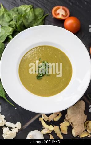 Soupe au gingembre et aux épinards dans un bol blanc Banque D'Images
