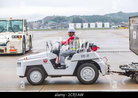 Fukuoka, Japon - 14 juillet 2019 - le transporteur de bagages de l'aéroport conduit un camion à bagages à l'aéroport de Fukuoka, au Japon, le 14 juillet 2019 Banque D'Images