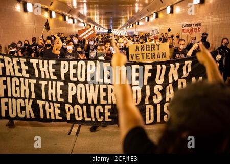 Washington, États-Unis. Le 05septembre 2020. Les manifestants se marchent pour mettre fin au racisme systémique et à la violence policière sous le cercle DuPont à Washington, DC, le 6 septembre 2020, dans le contexte de la pandémie du coronavirus. Les manifestants ont défilé aujourd'hui dans la ville et tenu des vigiles à la mémoire de Deon Kay, un homme de 18 ans qui a été tué par balle par la police plus tôt dans la semaine, au cours de la 14e semaine de manifestations contre la justice raciale depuis le meurtre par la police de George Floyd au Minnesota. (Graeme Sloan/Sipa USA) Credit: SIPA USA/Alay Live News Banque D'Images